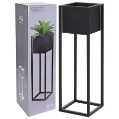 Kwadratowa osłonka metalowa w kolorze czarnym o wysokości 70 cm to stylowy i nowoczesny dodatek do wnętrz minimalistyczny design