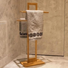 Wieszak bambusowy o wymiarach 37x25x85 cm praktyczny i stylowy element wyposażenia wnętrz,  naturalnego bambus, trwały i odporny na wilgoć
