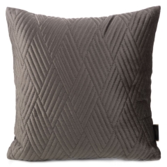 POSZEWKA W ROMBY WELUR VELVET 40X40 CM BRĄZOWA