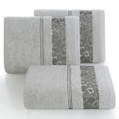 RĘCZNIK Z ŻAKARDOWĄ BORDIURĄ FROTTE 70x140 SREBRNY