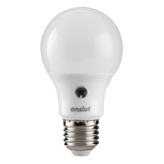 Żarówka standardowa z czujnikiem zmierzchu LED E27 4,9 W 470 lm