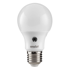 Żarówka standardowa z czujnikiem zmierzchu LED E27 8,8 W 806 lm