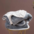 SZARY-KOC-Z-MIKROFIBRY-BARANEK-SHERPA-150X200-Szerokosc-produktu-150-cm.jpg